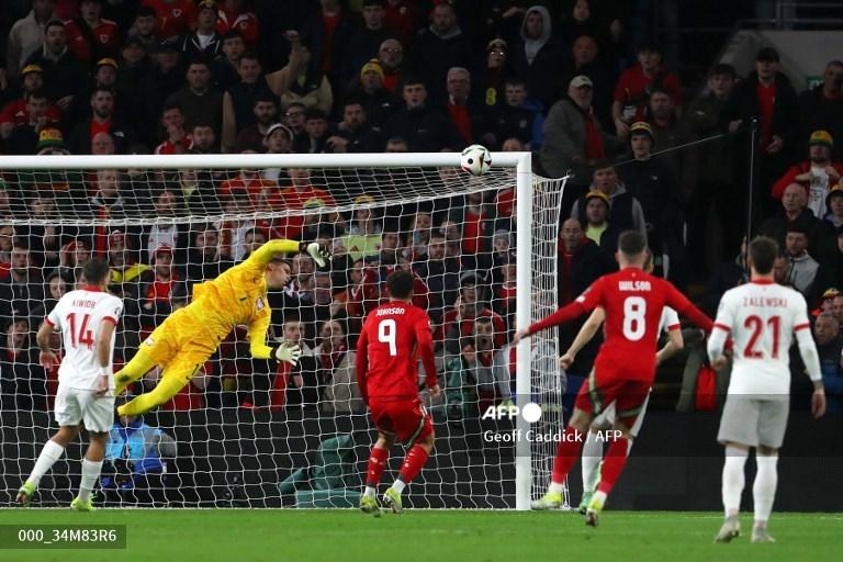 Keteladanan Szczesny, Rela Lepas Peran Utama dan Bantu Kiper Anyar Barcelona Berkembang
