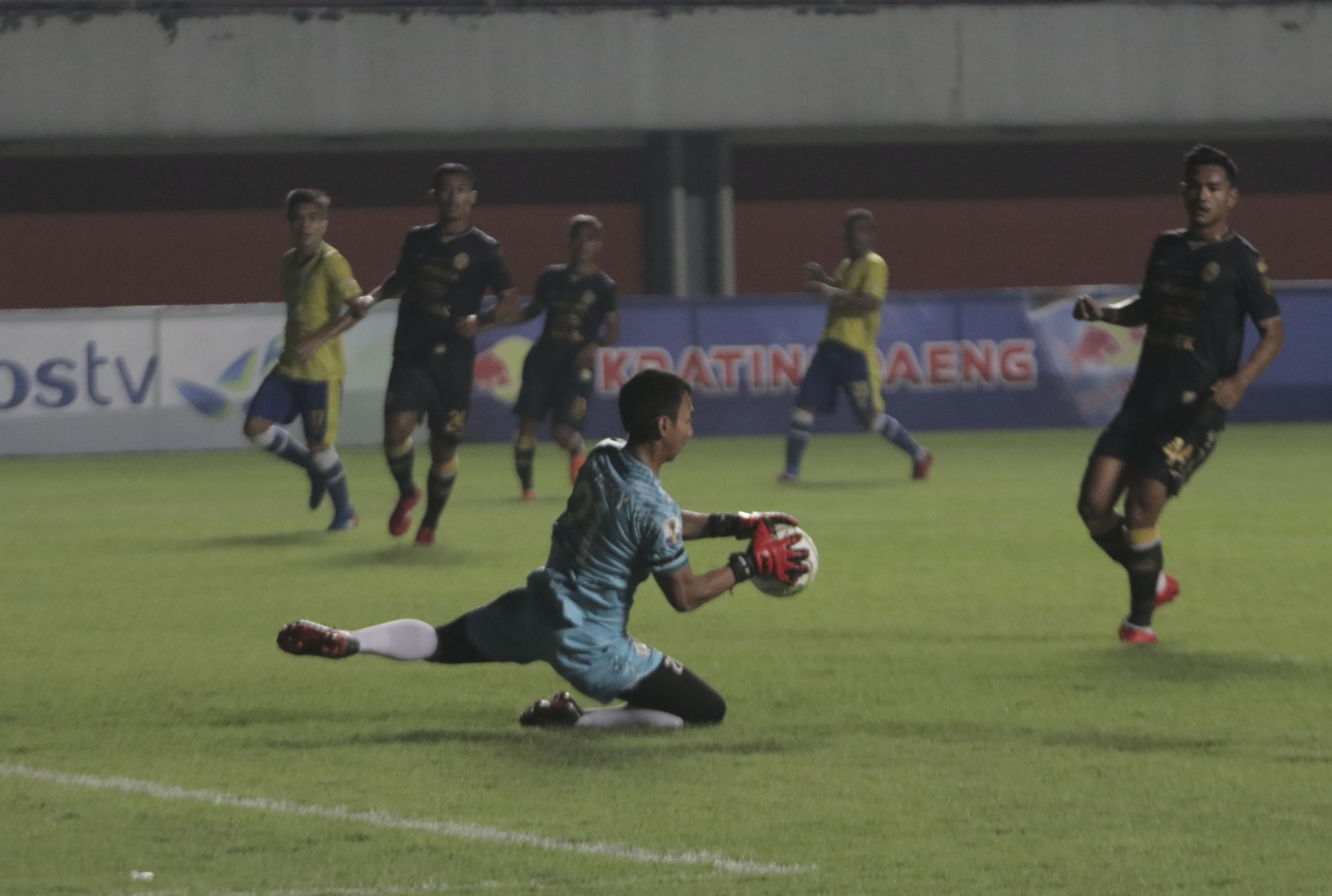 penjaga-gawang-pss-sleman-ega-rizky-tangkap-bola_20190201_105322.jpg