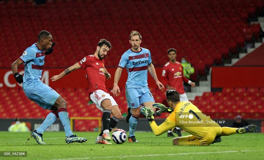 penjaga-gawang-west-ham-united-polandia-lukasz-fabianski-menangkap-bola.jpg