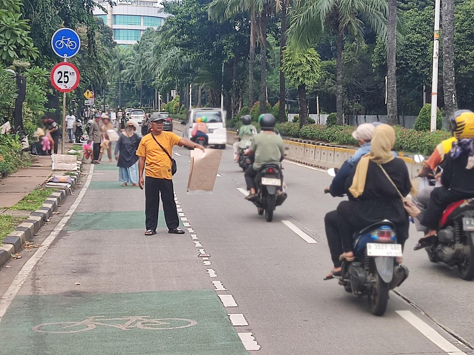 Cerita Pedagang Tikar Taman Margasatwa Ragunan, Berharap Rezeki Lebih di Libur Lebaran