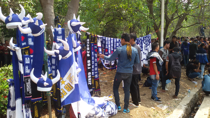penjual-atribut-persib-menjelang-final-piala-presiden_20151018_114907.jpg