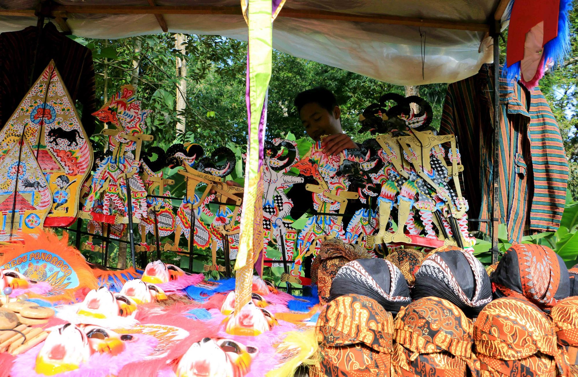 penjual-wayang-kulit-dan-blangkon_20190214_151657.jpg