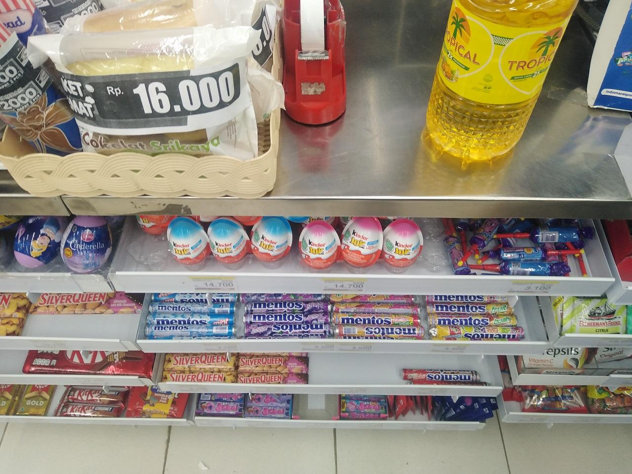 penjualan-cokelat-kinder-joy.jpg