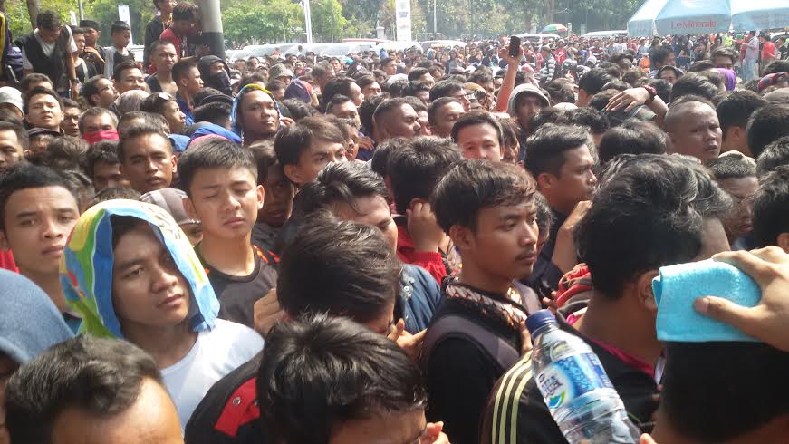 penonton-antri-tiket-sepak-bola_20151018_094719.jpg