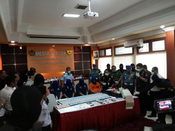 penuelundup-narkoba-bea-cukai-juanda_20141218_141458.jpg