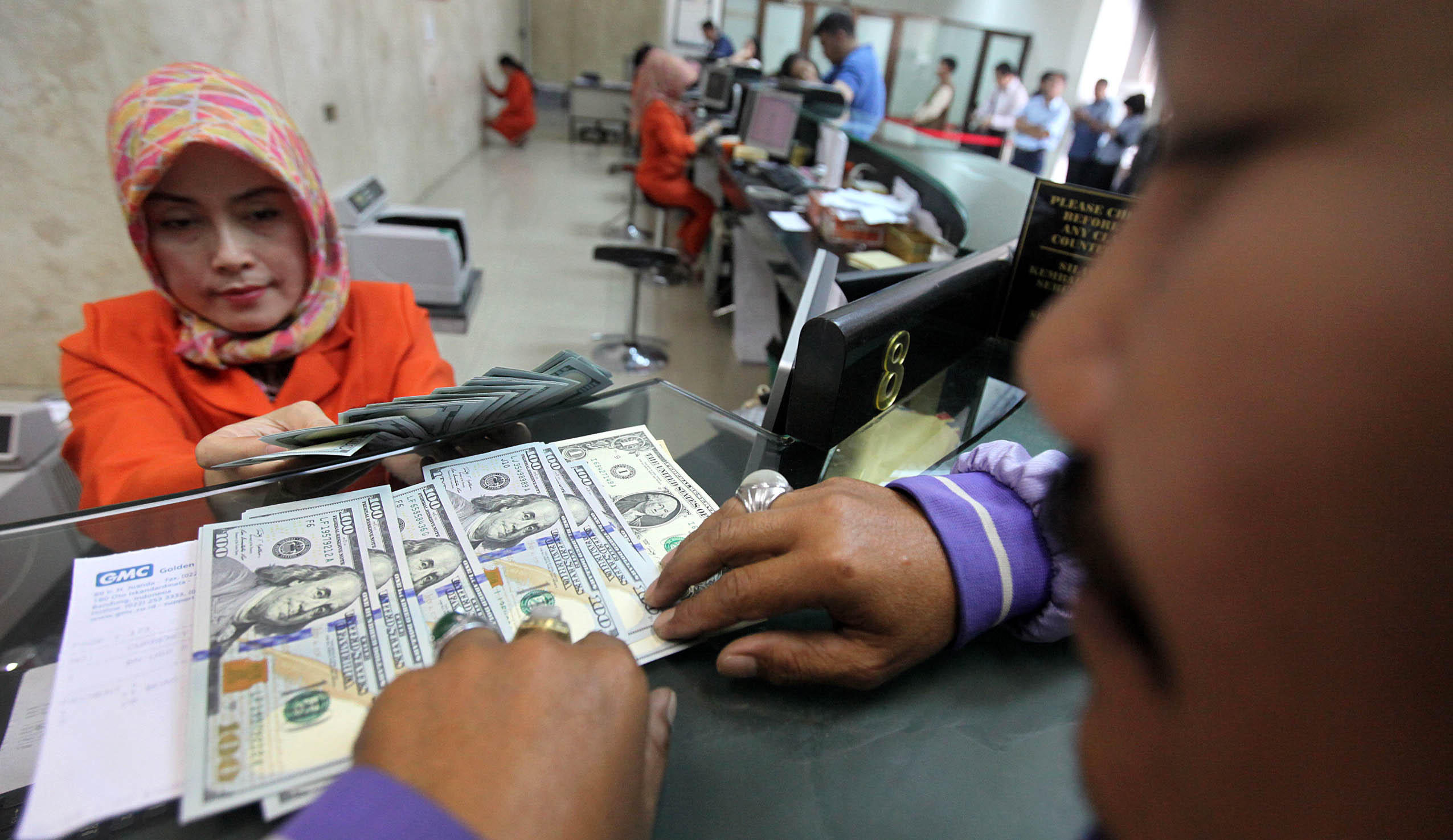penukaran-mata-uang-dollar-di-bandung_20150512_202148.jpg
