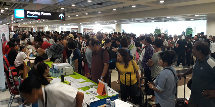 penumpang-di-bandara-internasional-ngurah-rai_1_20171127_111834.jpg