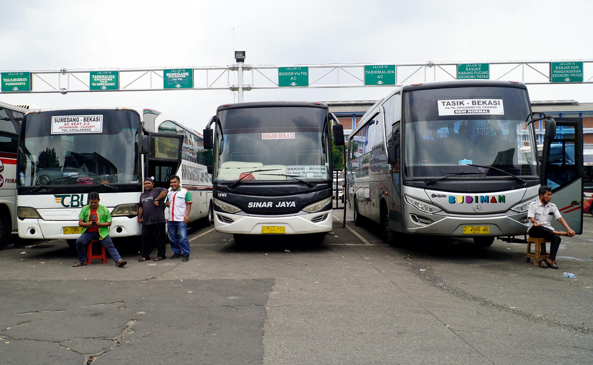 penumpang-di-terminal-induk-bekasi-masih-lengang_20221222_171040.jpg