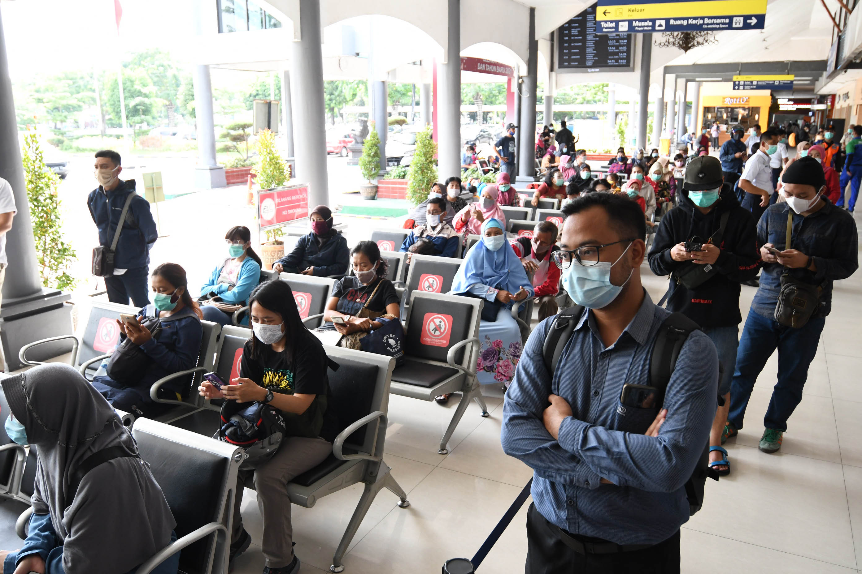 penumpang-ka-di-stasiun-gubeng-antre-rapid-tes-antigen_20201225_143515.jpg
