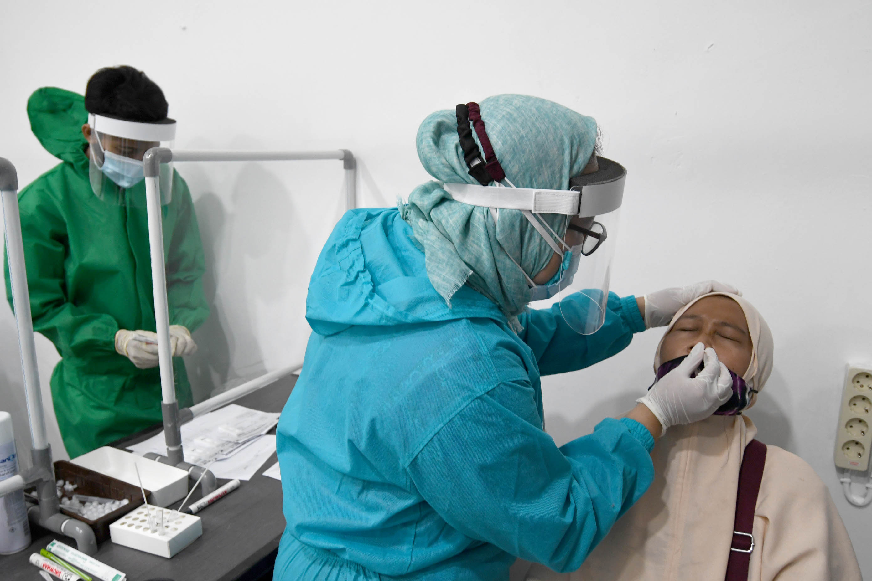penumpang-ka-di-stasiun-gubeng-antre-rapid-tes-antigen_20201225_144617.jpg