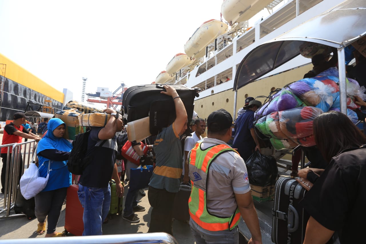 penumpang-kapal-pelni-berjubel-di-pl-tanjung-priok_20190602_223729.jpg