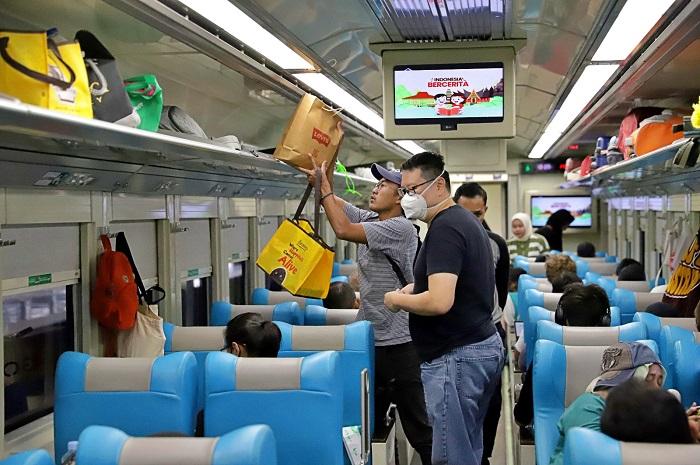 penumpang-kereta-api-saat-natal.jpg