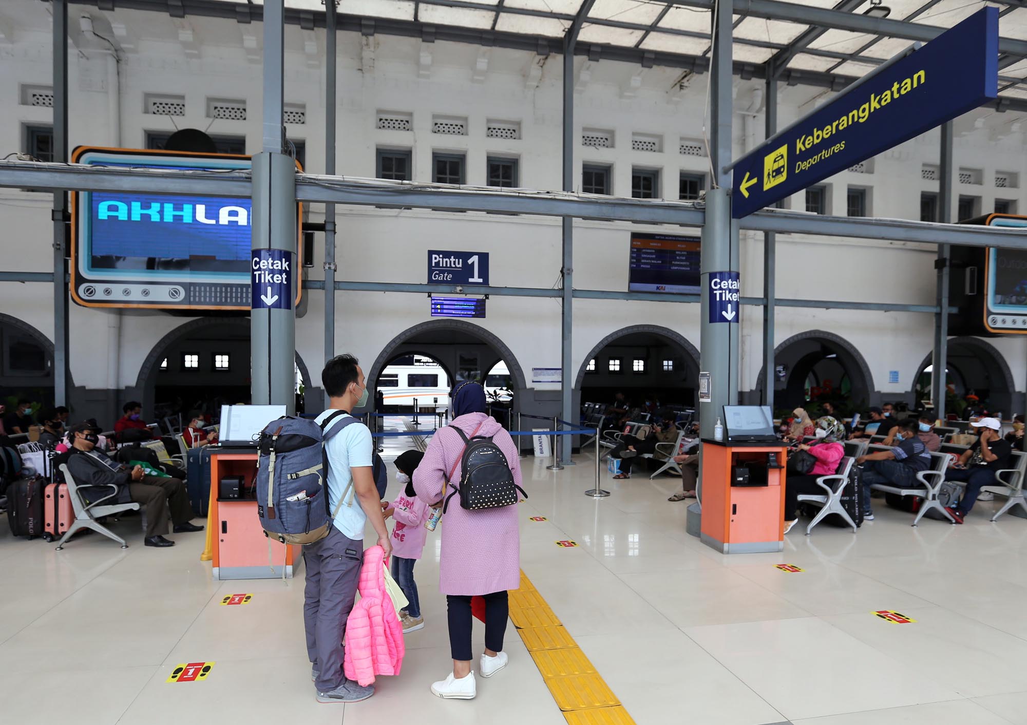penumpang-kereta-api-tak-perlu-lagi-menunjukan-hasil-antigenpcr_20220309_164856.jpg