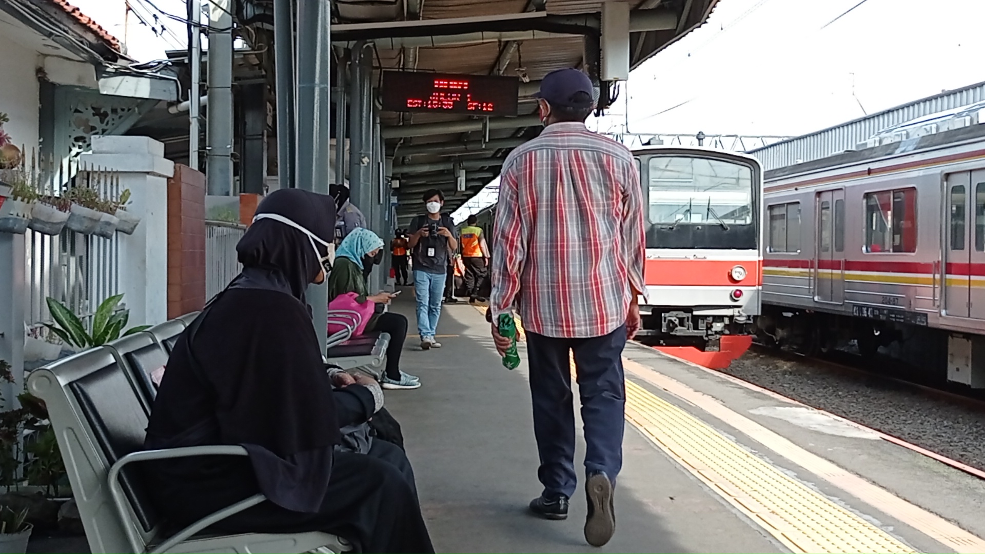 penumpang-krl-commuterline-pada-hari-pertama-masuk-kerja_20220103_200529.jpg