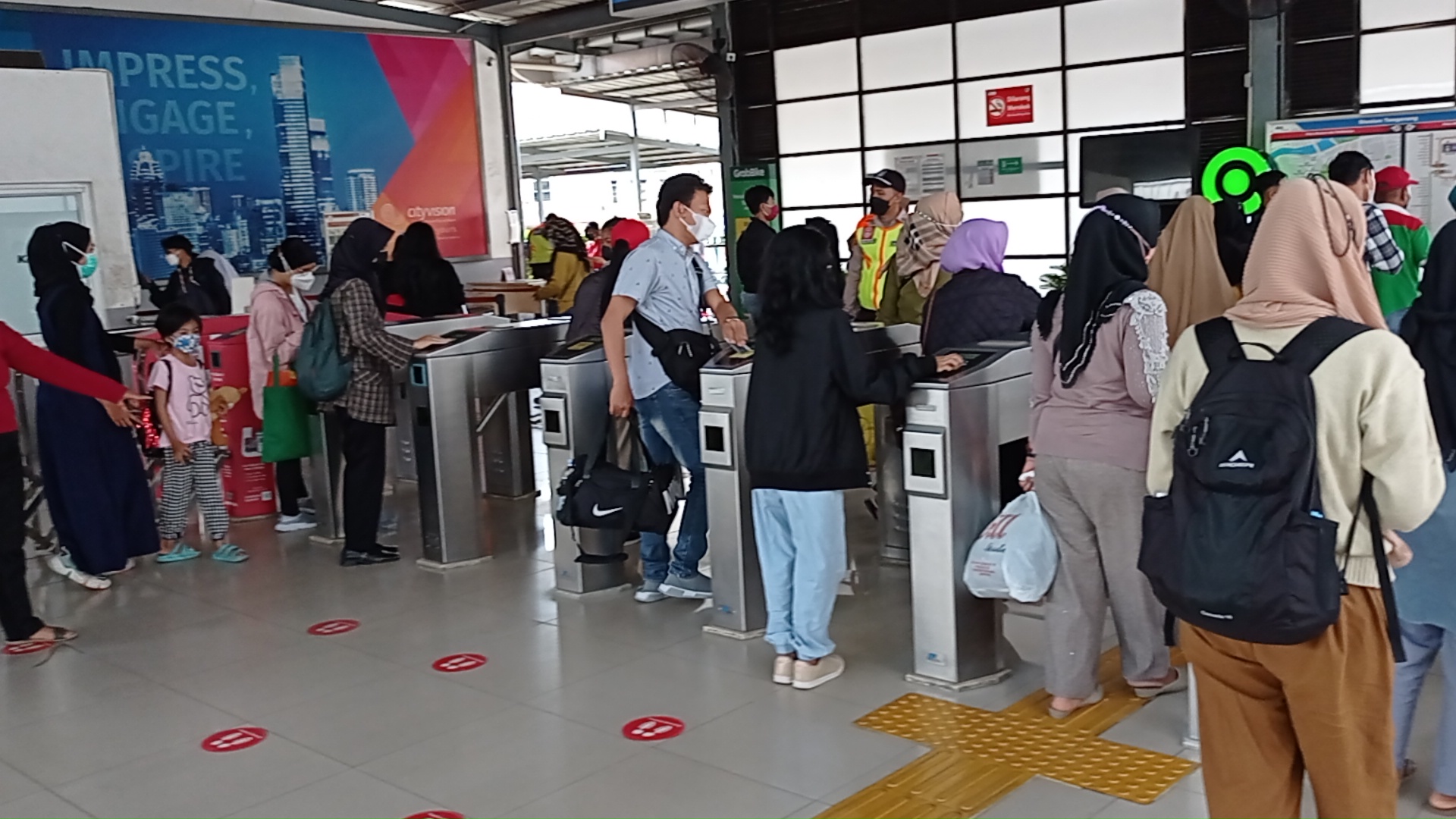 penumpang-krl-commuterline-pada-hari-pertama-masuk-kerja_20220103_200729.jpg