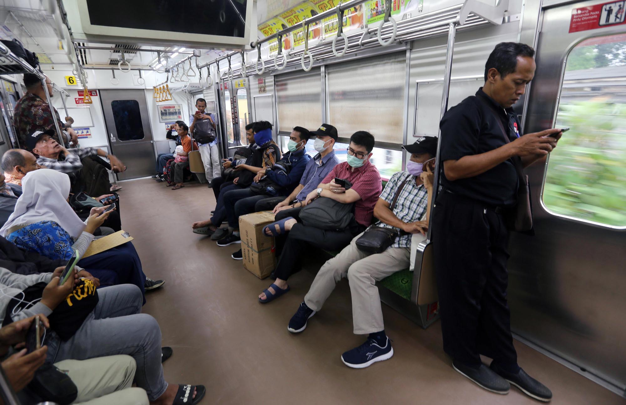 penumpang-krl-gunakan-masker_20200312_182330.jpg