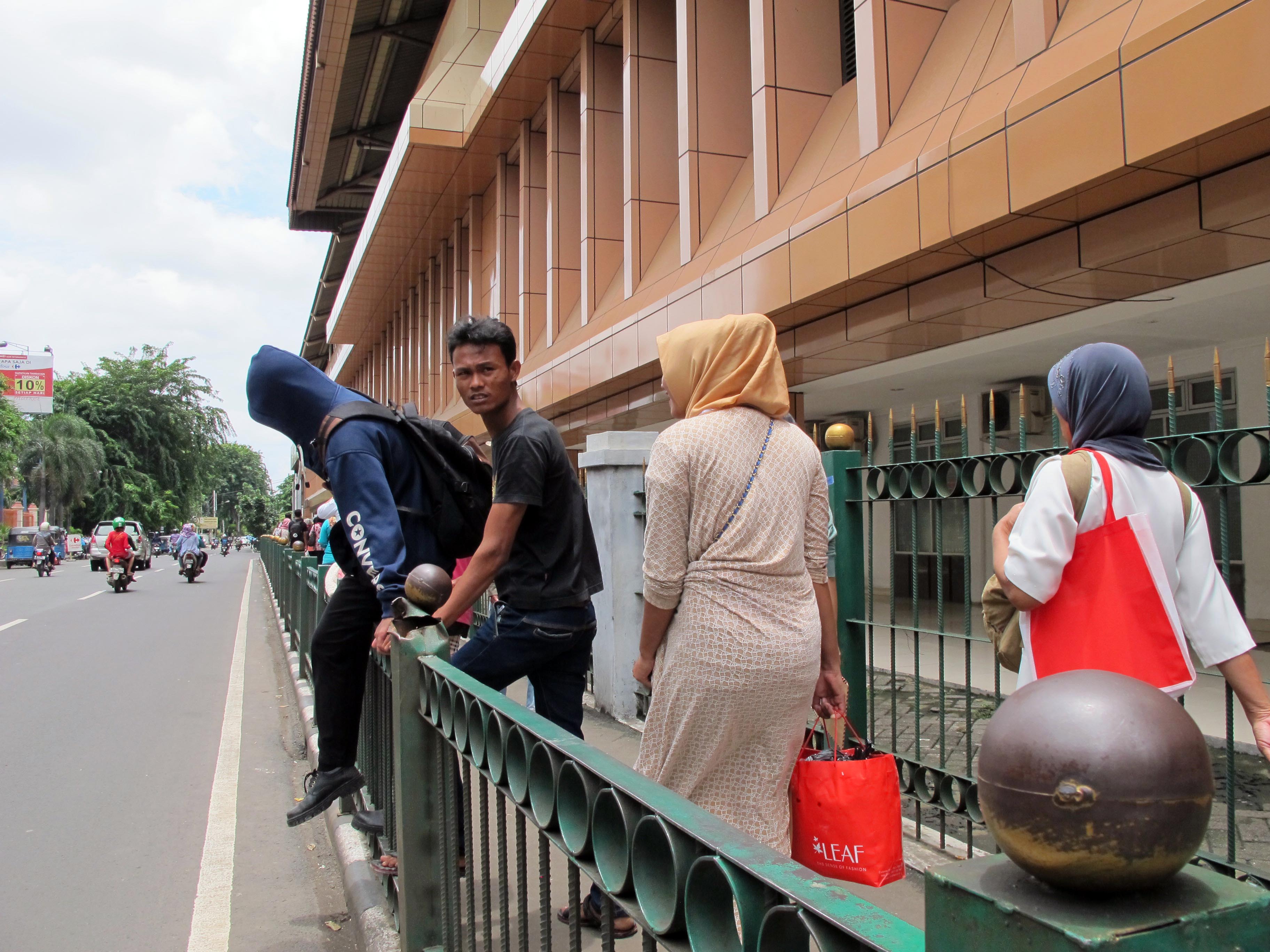 penumpang-krl-lompat-pagar_20160301_190109.jpg