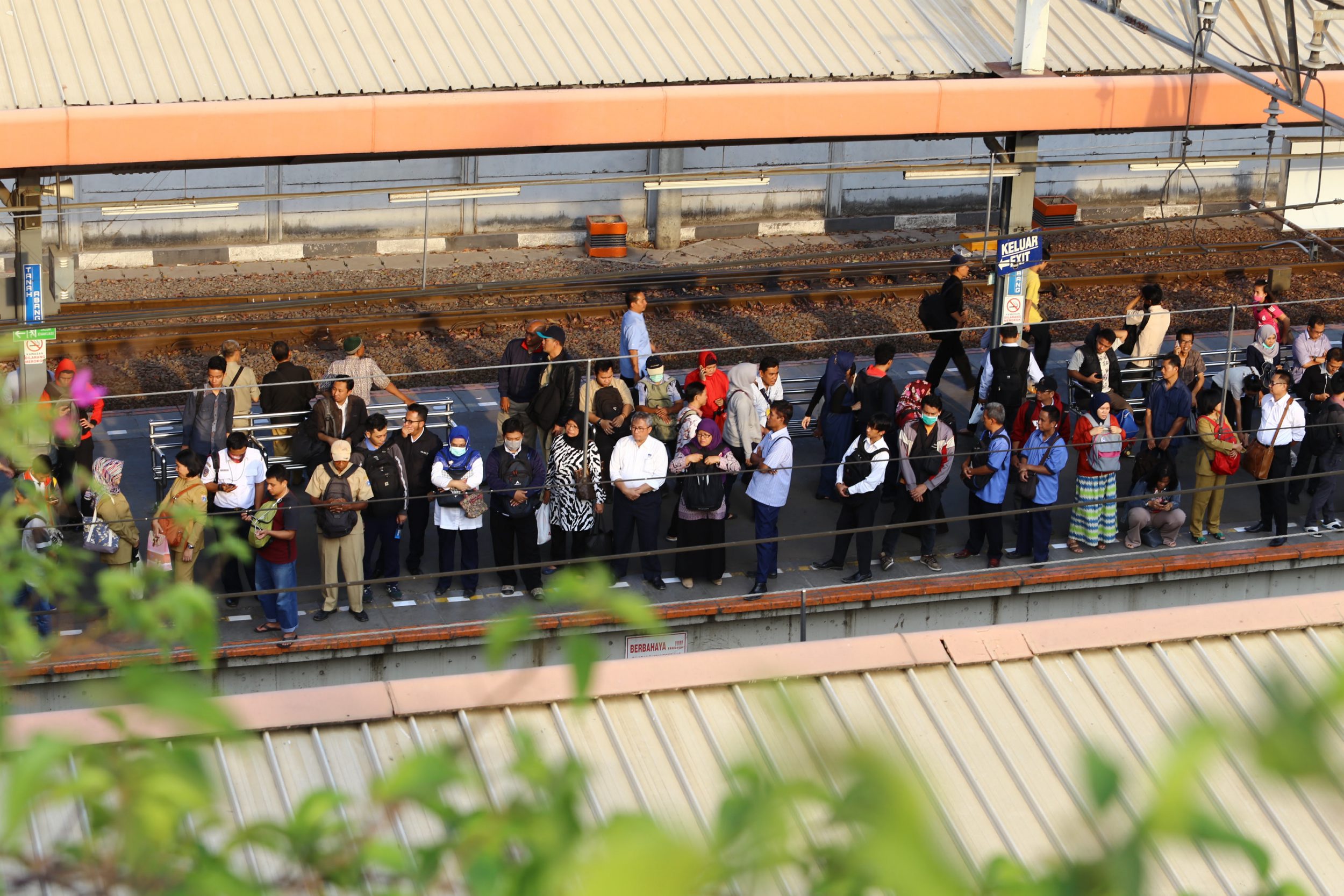 penumpang-krl-stasiun-tanah-abang-menumpuk_20151022_151121.jpg