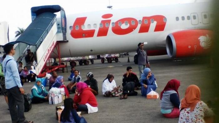 penumpang-menunggu-pesawat-lion-air-yang-delay_20150424_145425.jpg