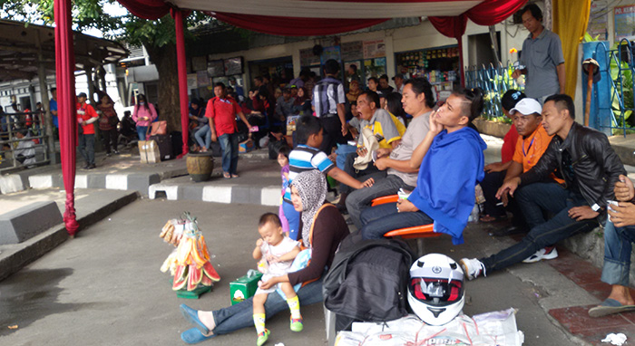 penumpang-terminal-pulogadung_20150710_131956.jpg