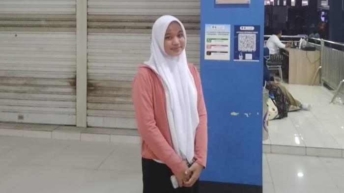 PENUMPANG TRANS JATENG - Anindya Padma Sari, siswi SMA Batik Surakarta saat dijumpai di Terminal Tirtonadi Solo, Jumat (21/11/2025).