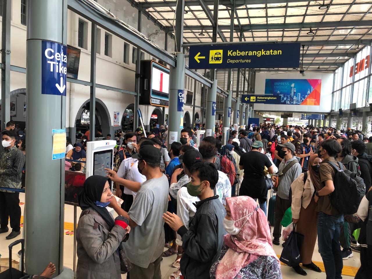 penumpukan-penumpang-di-stasiun-senen-12.jpg
