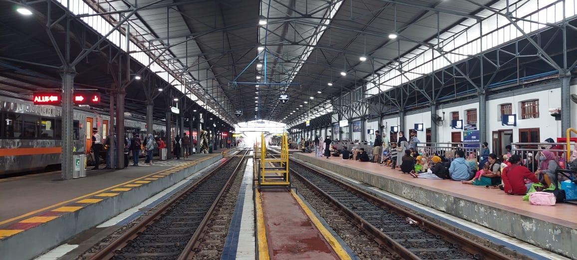 penumpukan-penumpang-di-stasiun-tawang.jpg