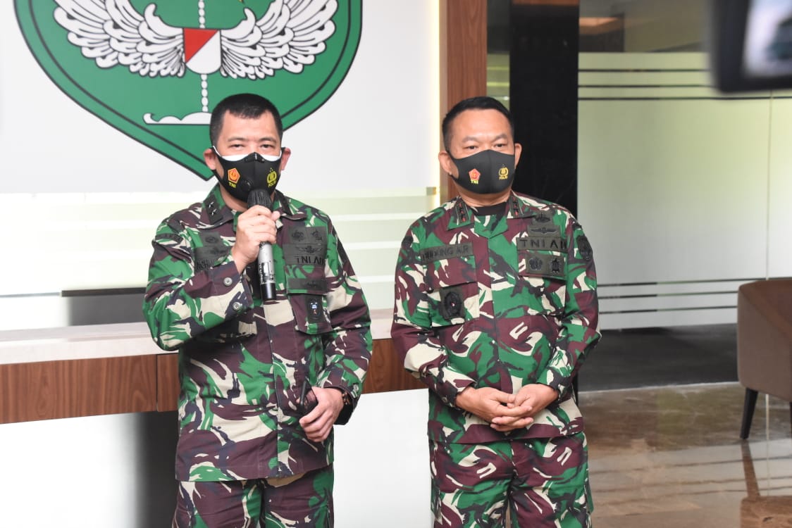 penurunan-baliho-hrs-oleh-pangdam-jaya-didukung-panglima-tni_20201123_190212.jpg