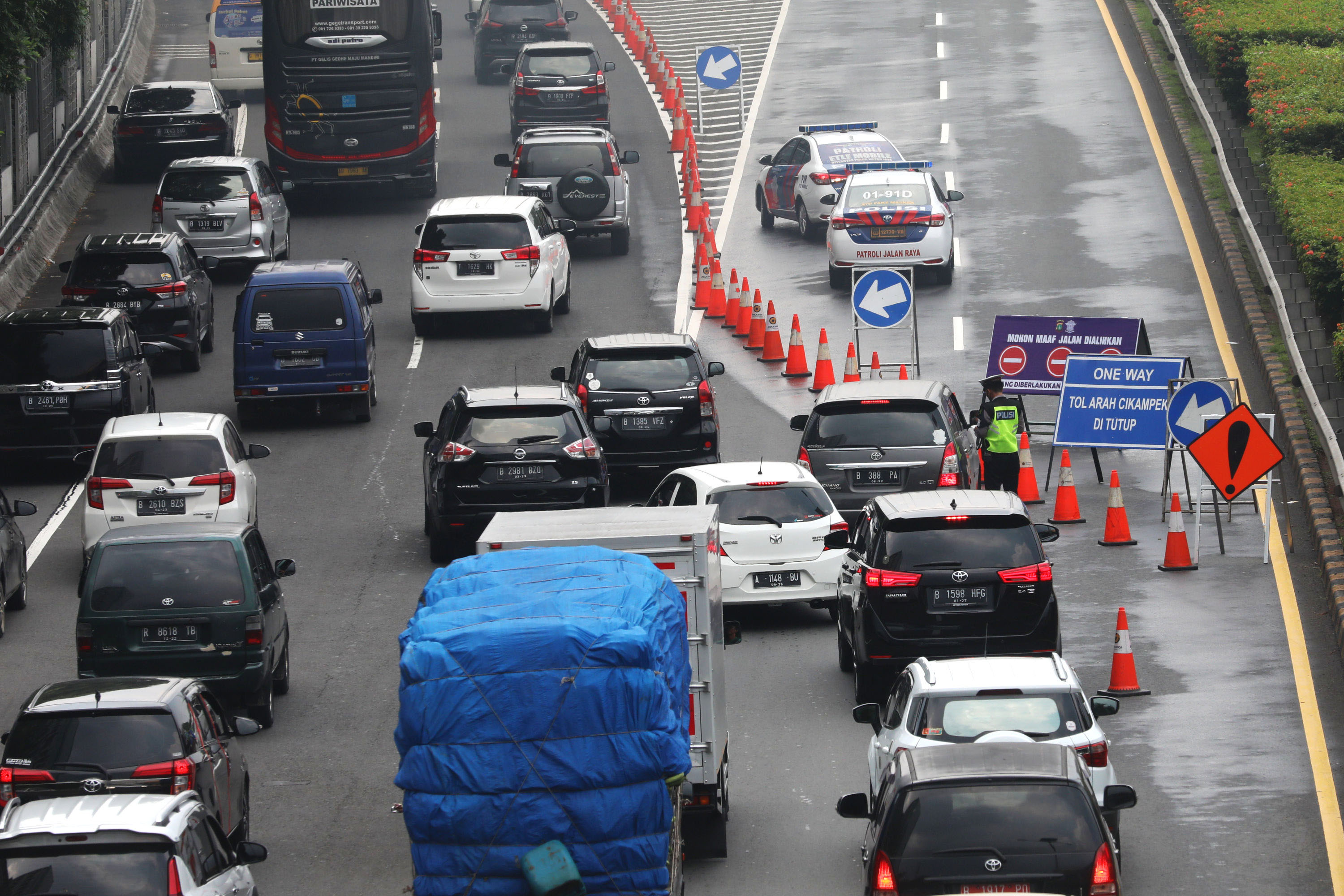 penutupan-tol-dalam-kota-ke-arah-cikampek_20220507_172320.jpg