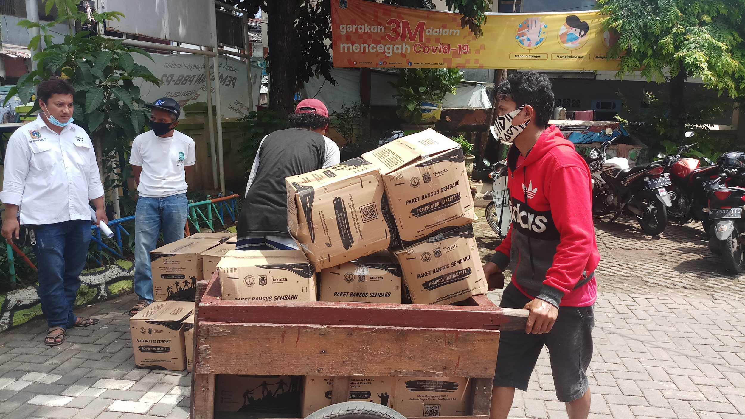 penyaluran-bansos-covid-19-gubernur-dki-tahap-akhir_20201209_183134.jpg