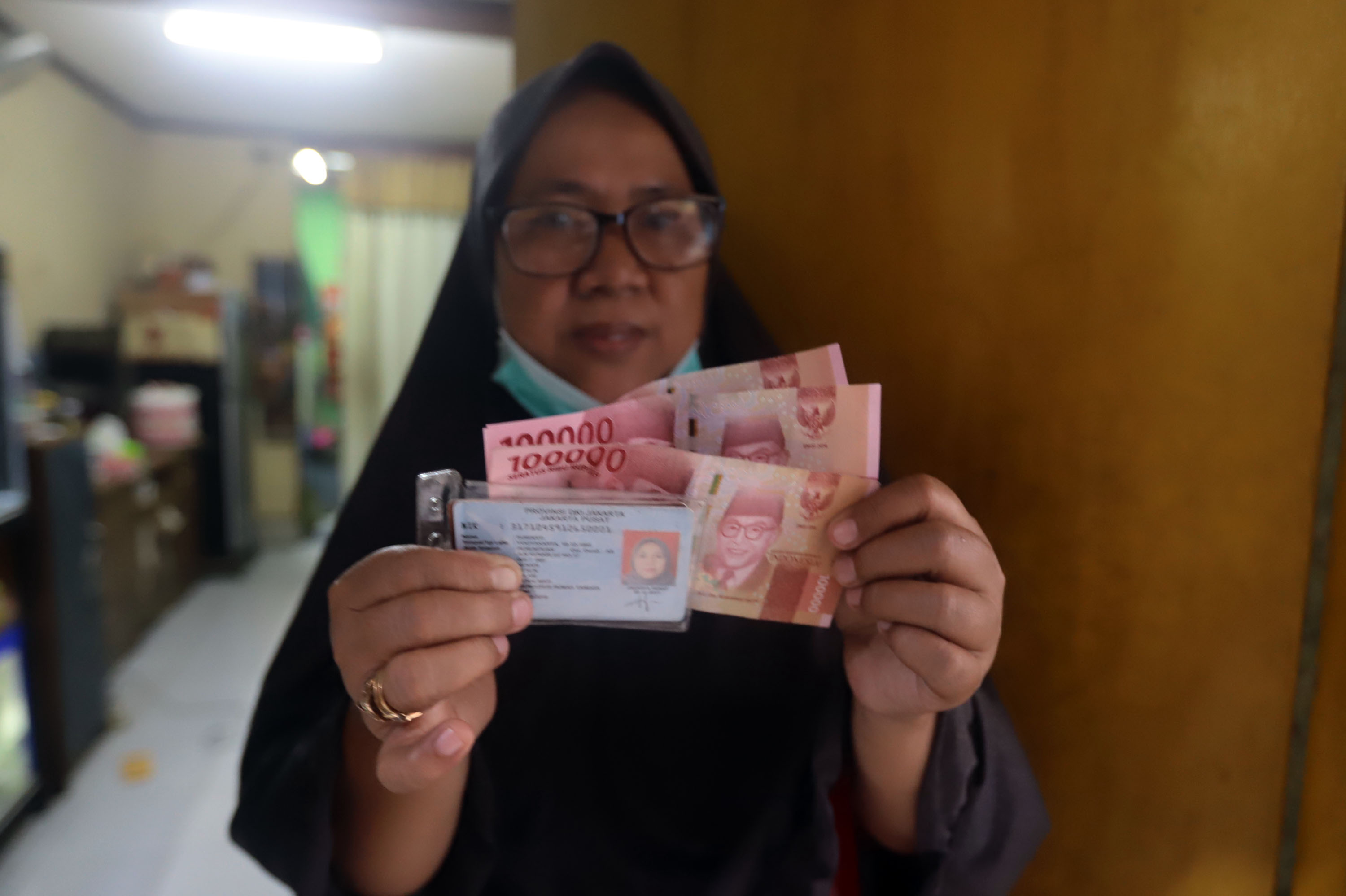 penyaluran-bantuan-sosial-tunai-di-kelurahan-kenari-jakarta_20210106_182508.jpg
