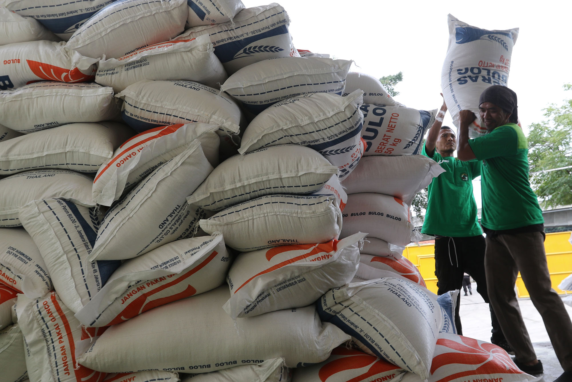 penyaluran-beras-bulog-untuk-stabilisasi-harga_20230203_174608.jpg