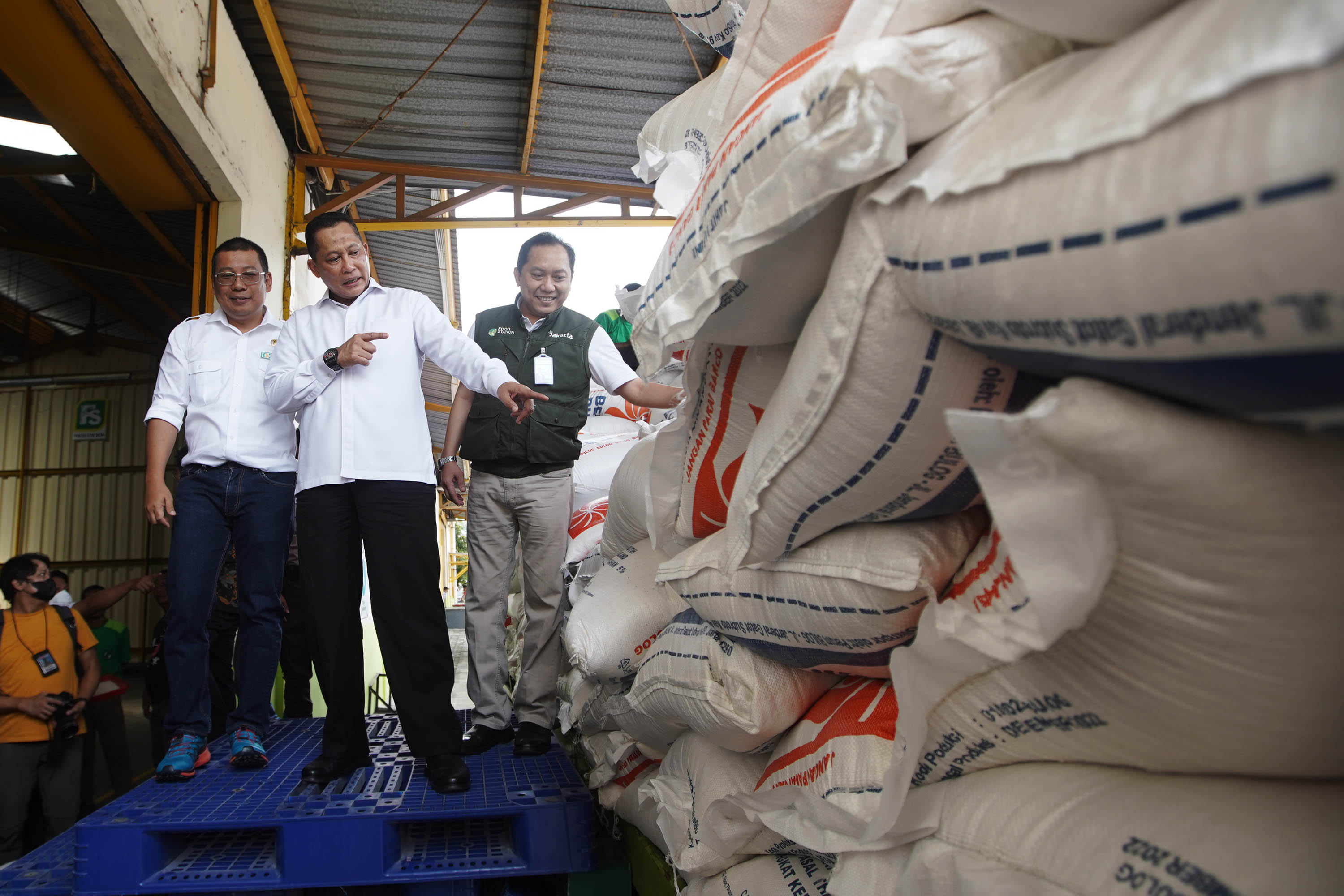 penyaluran-beras-bulog-untuk-stabilisasi-harga_20230203_174744.jpg