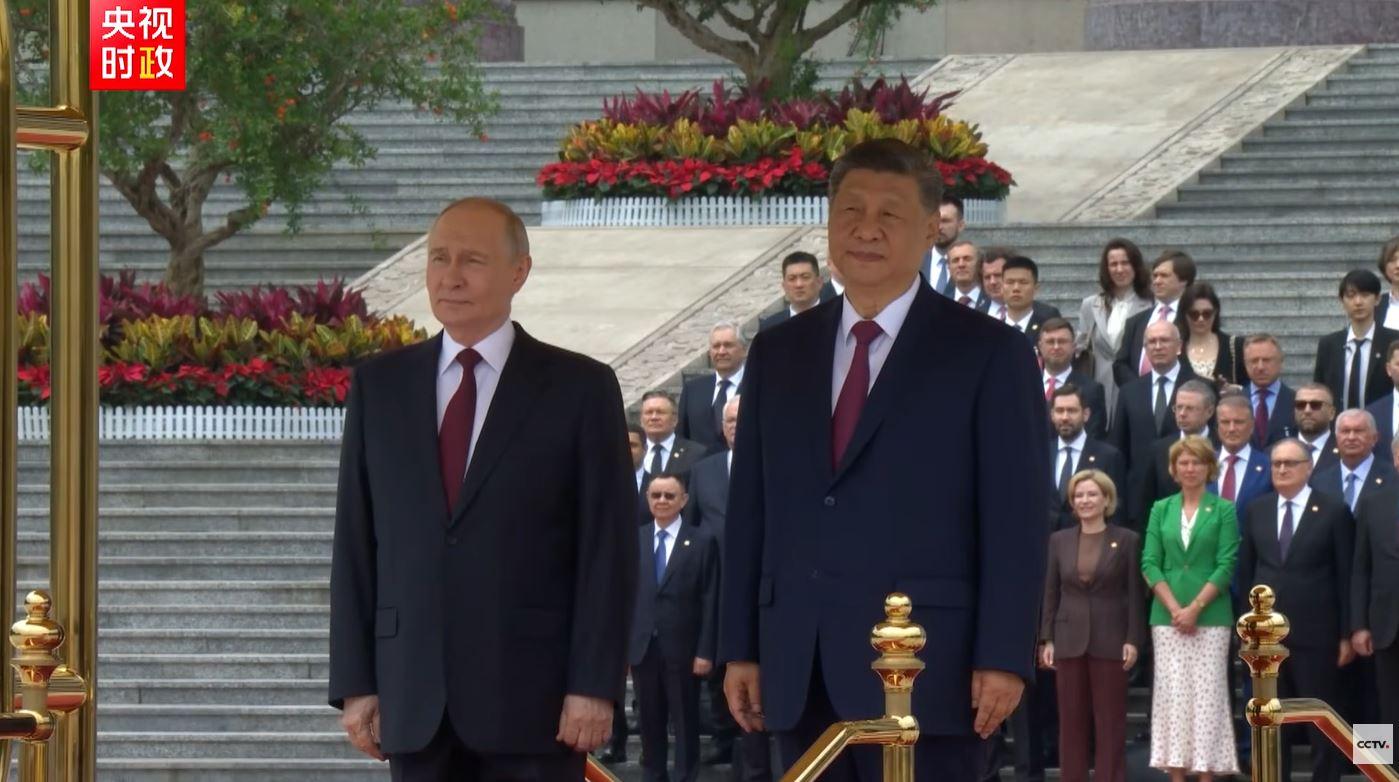 PERTEMUAN PUTIN-XI - Tangkap layar YouTube CCTV中国中央电视台 20 Mei 2026, memperlihatkan prosesi penyambutan Presiden Rusia Vladimir Putin oleh Presiden Xi Jinping di Lapangan Tiananmen.