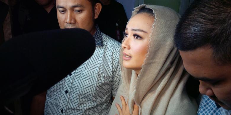 penyanyi-dangdut-zaskia-gotik-2_20160318_221646.jpg