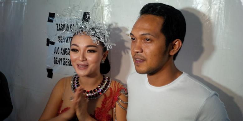 penyanyi-dangdut-zaskia-gotik-bersama-kekasihnya-arief-fitriansah_20160103_132626.jpg