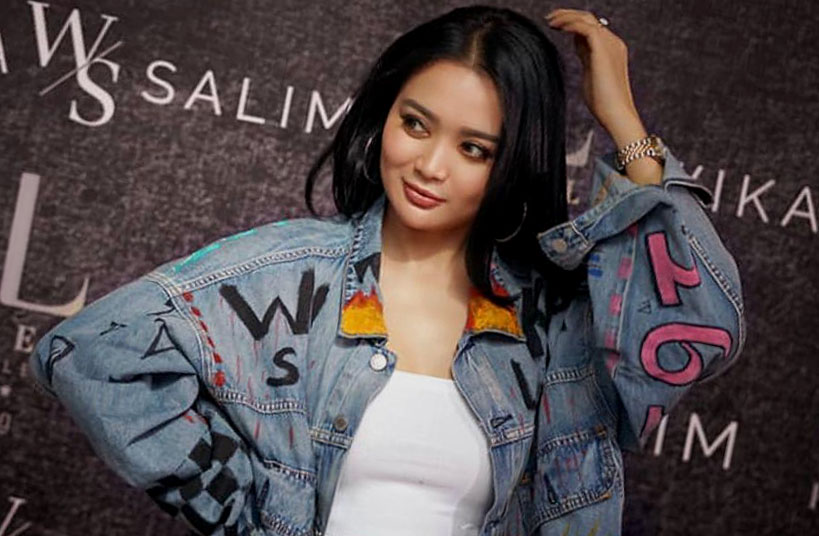 penyanyi-wika-salim-desain-jaket-jeans-denim-ws_20200309_112329.jpg