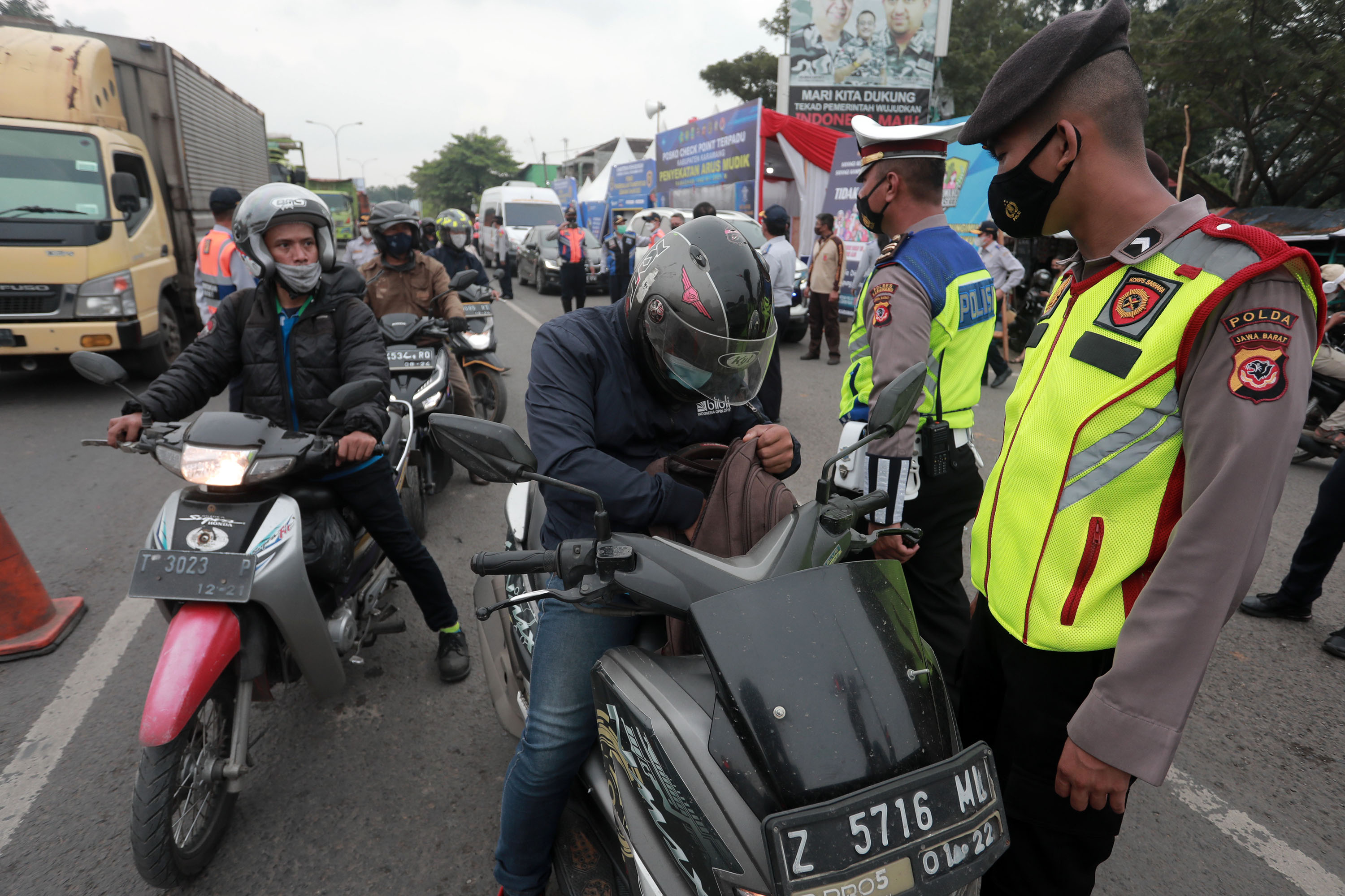 penyekatan-mudik-pengendara-roda-dua-di-karawang_20210506_223908.jpg