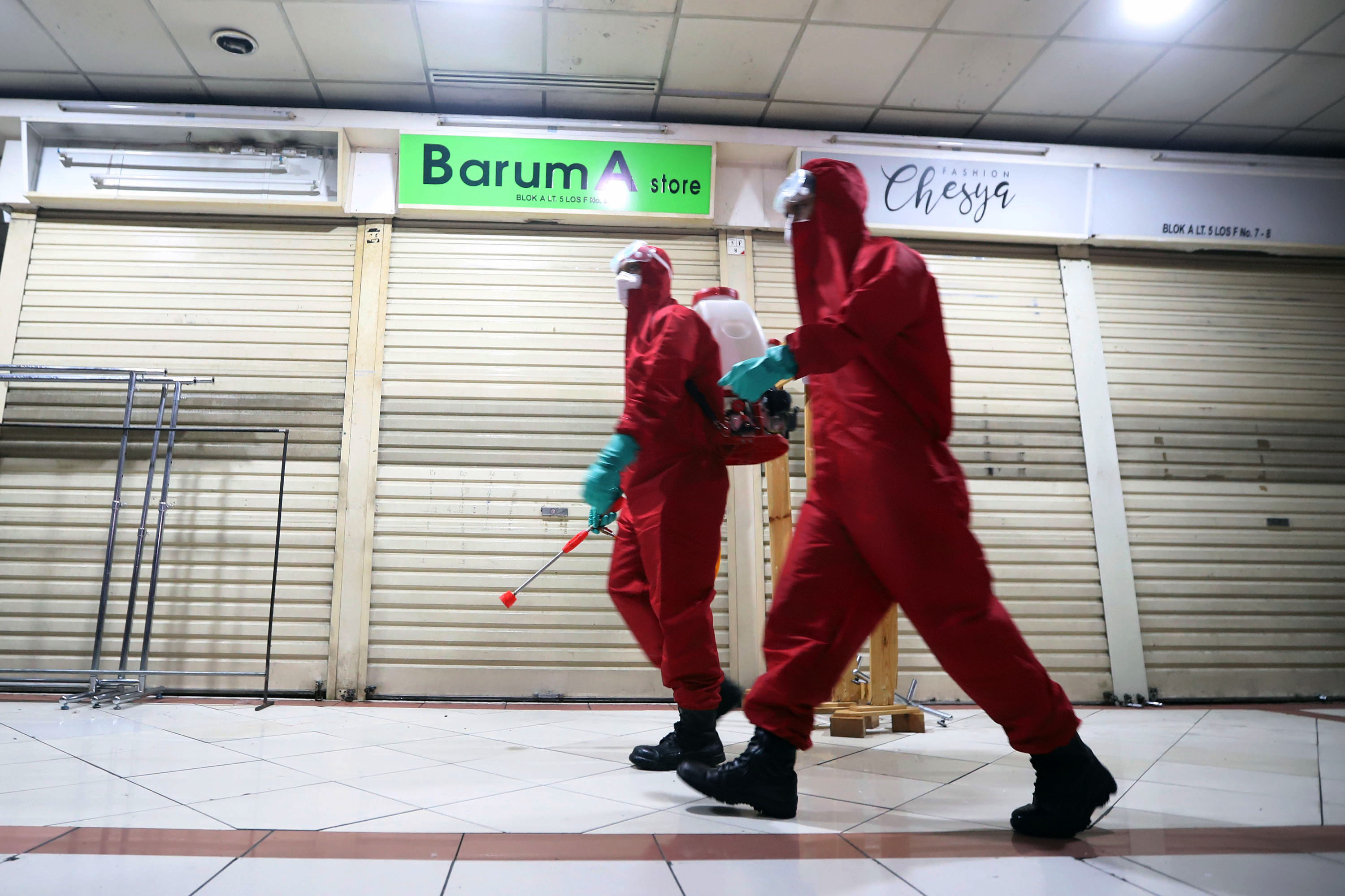 penyemprotan-disinfektan-di-pasar-tanah-abang-jelang-new-normal_20200604_161315.jpg