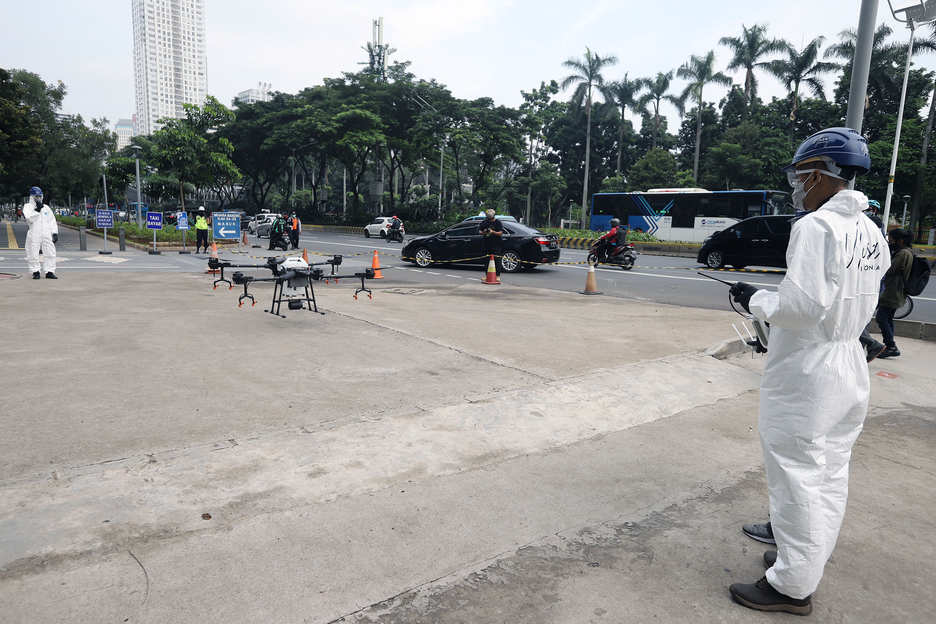 penyemprotan-disinfektan-memakai-drone-di-kawasan-sudirman_20200327_194123.jpg