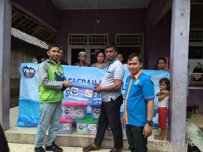 penyerahan-bantuan-brisyariah-untuk-korban-tsunami-di-selat-sunda.jpg
