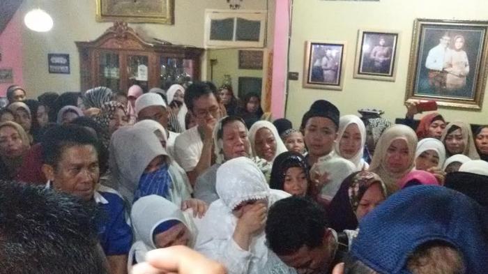 penyerahan-jenazah-nurul-fatimah_20151007_175755.jpg