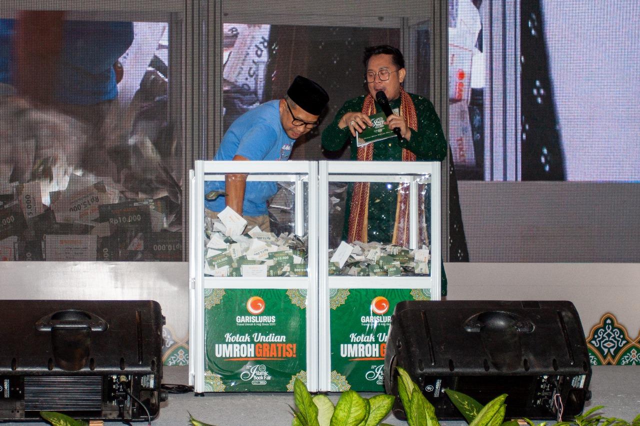 penyerahan-umrah-gratis-ke-pengunjung-islamic-book-fair-ibf-2024-di-jcc-senayan.jpg