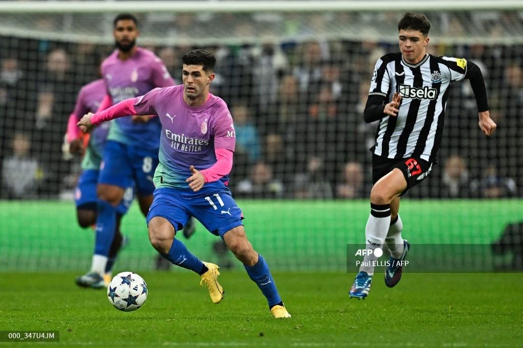 penyerang-ac-milan-amerika-11-christian-pulisic-mengontrol-bola.jpg