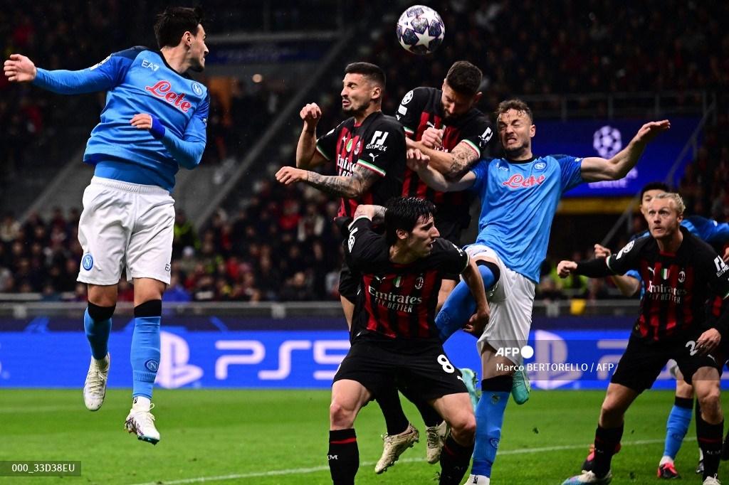penyerang-ac-milan-olivier-giroud-tengah-dan-bek-napoli-amir-rrahmani.jpg