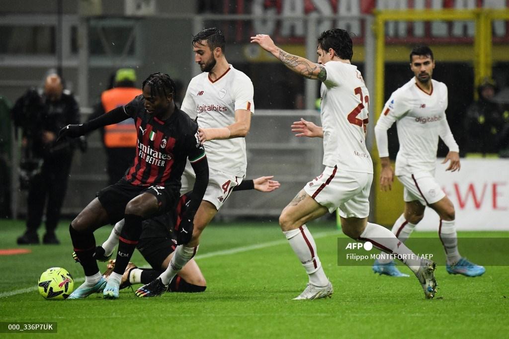 penyerang-ac-milan-rafael-leao-kiri-berebut-bola-dengan-gelandang-as-roma.jpg