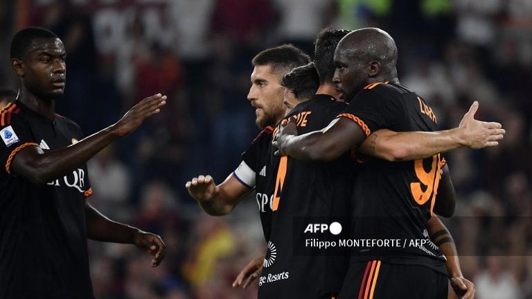 penyerang-as-roma-romelu-lukaku-kanan-merayakan-gol-saat-nelawan-frosinone.jpg