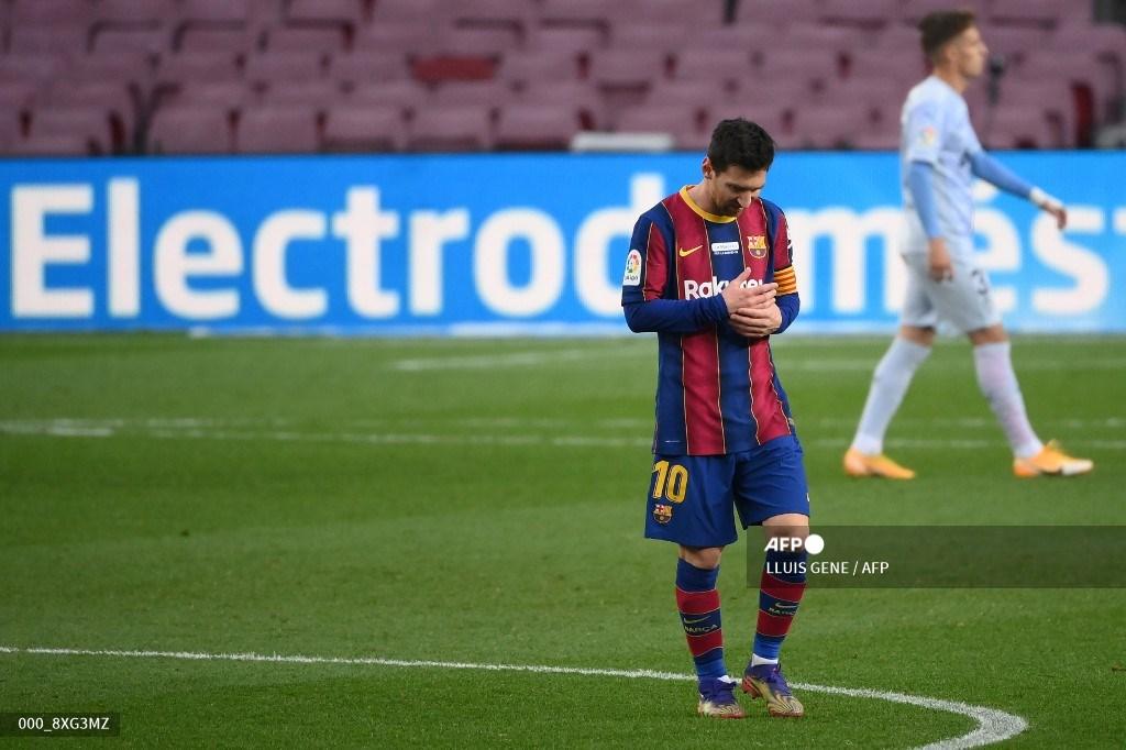 penyerang-barcelona-asal-argentina-lionel-messi-berjalan-di-lapangan-saat-lawan-valencia.jpg
