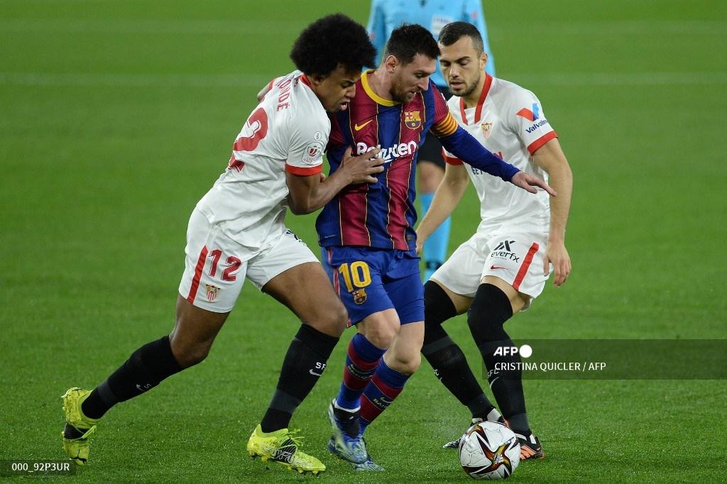 penyerang-barcelona-asal-argentina-lionel-messi-tengah-menantang-jules-kounde.jpg