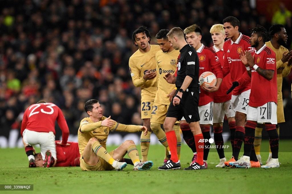 penyerang-barcelona-robert-lewandowski-tengah-bereaksi-setelah-bertabrakan.jpg